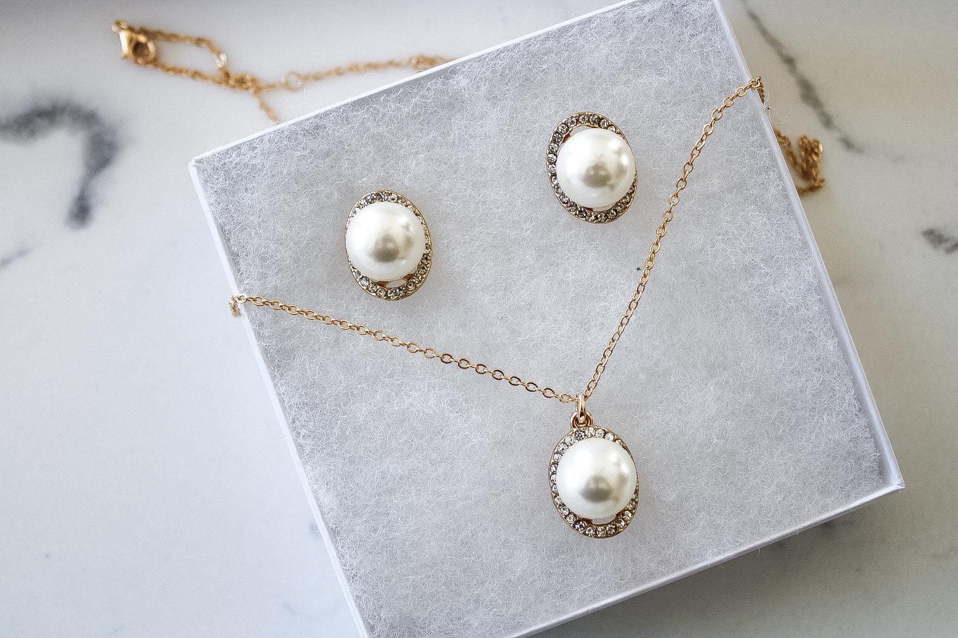 Pearl necklace set that comes with a pair of earrings and necklace